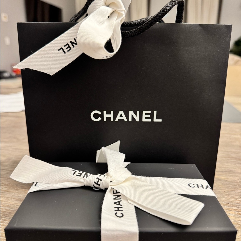 NWT CHANEL Black Caviar Card Holder with Gold hardware - Picture 9 of 11